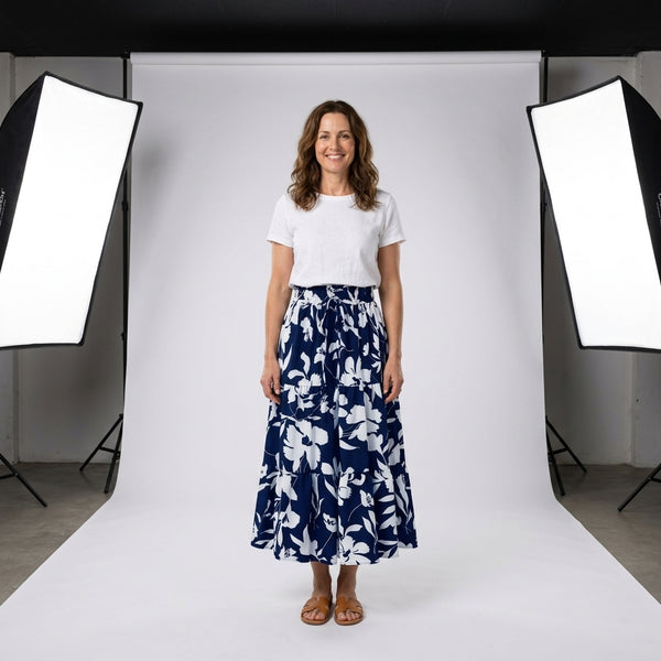 Falda plisada larga azul marino con estampado floral blanco, tiro elástico y vuelo