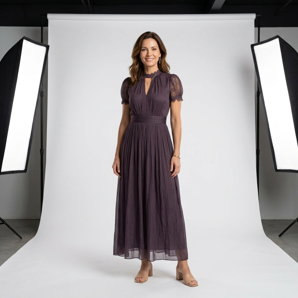 Vestido Lumière viola con frunces en la cintura y encaje floral en el escote.