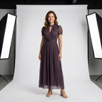 Vestido Lumière viola con frunces en la cintura y encaje floral en el escote.