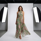 Vestido largo floral verde y rosa, cuello alto tipo halter y falda vaporosa con caída.