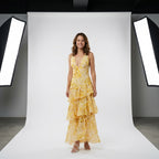 Vestido largo estampado amarillo con tirantes y volantes en capas