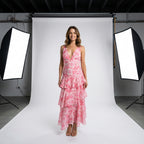 Vestido largo estampado rosa con tirantes y volantes en capas