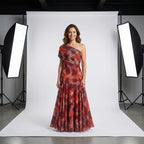 Vestido largo de un hombro con falda amplia plisada, estampado rojo y granate