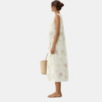 Vestido midi sin mangas con estampado floral rosa y verde, corte recto con caída suelta