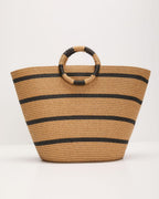 Bolso de rafia con asa circular y rayas oscuras, diseño tejido color natural.