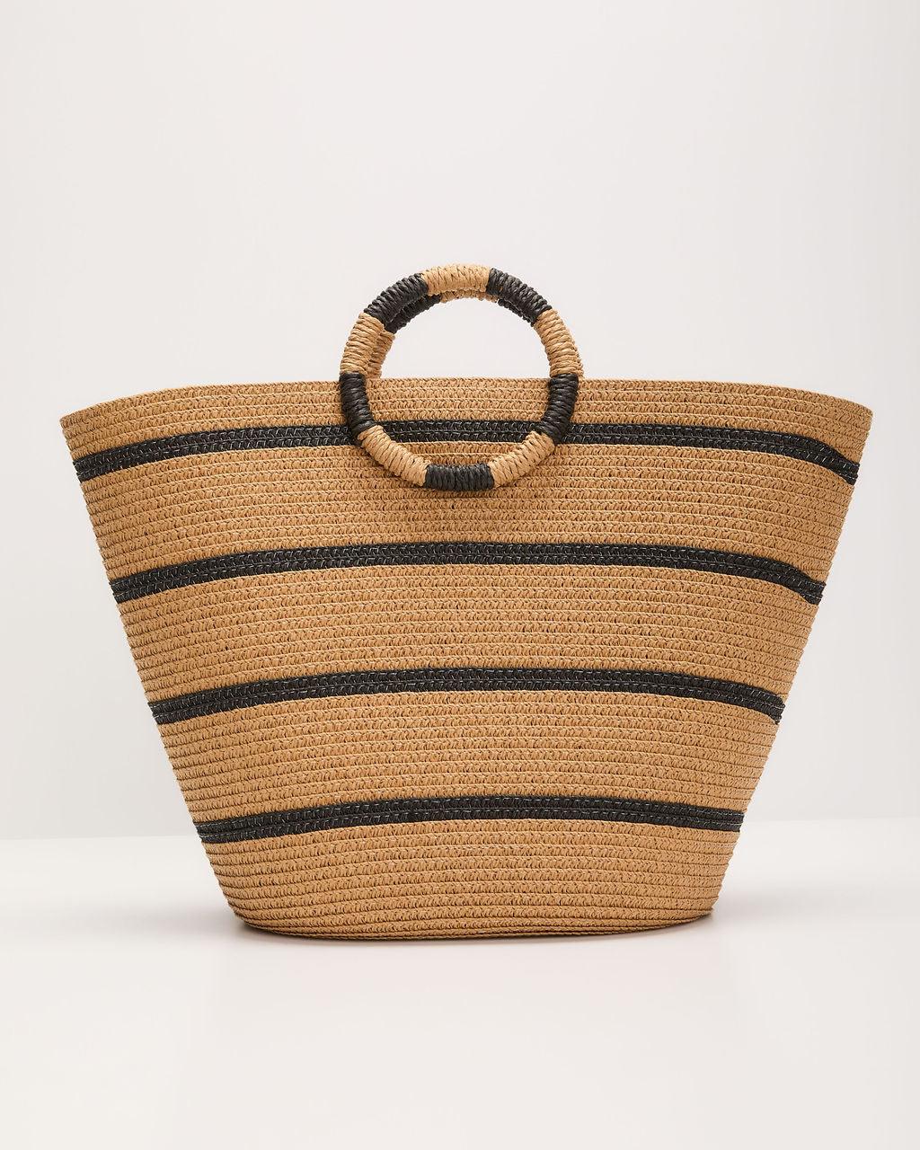 Bolso de rafia con asa circular y rayas oscuras, diseño tejido color natural.