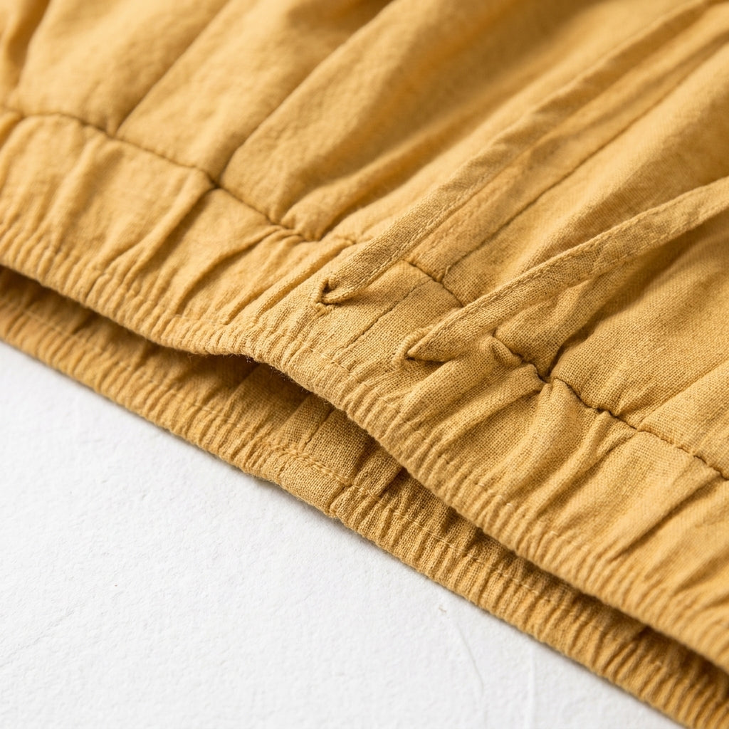 Short mostaza de tela con elástico en la cintura y detalle del cordón