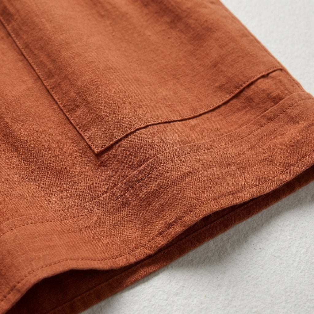 Detalle del short de tela teja: costuras visibles y dobladillo con textura