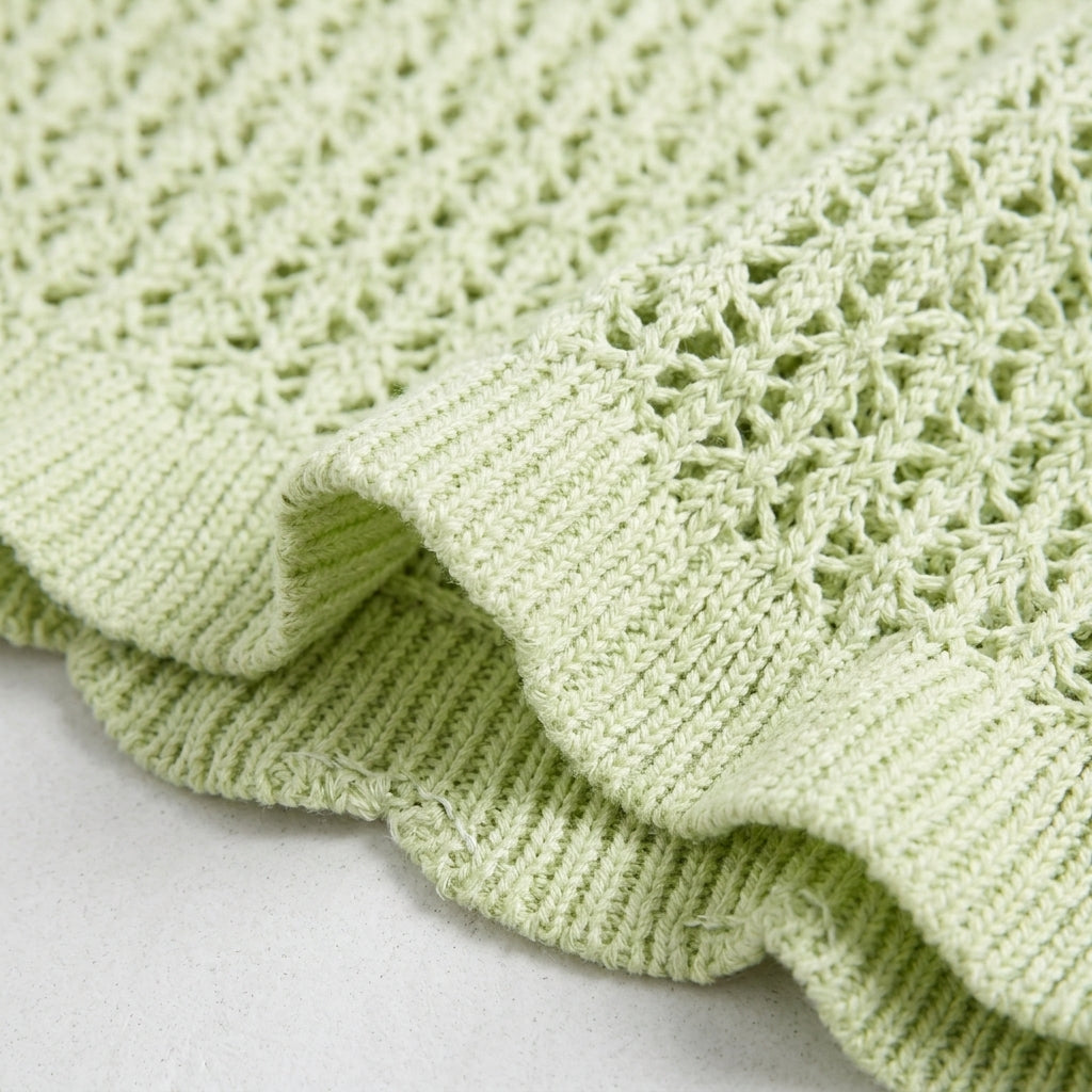 Detalle del conjunto: punto calado verde con borde ondulado y franja acanalada