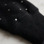 Conjunto de punto negro con lunares brillantes, detalle de costura y botones