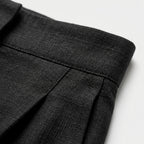 Borde del pantalón de lino negro con costura y pliegue frontal