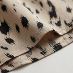 Falda midi animal print beige con manchas negras, dobladillo