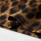 Falda maxi con estampado leopardo; vista del bajo con dobladillo y costuras