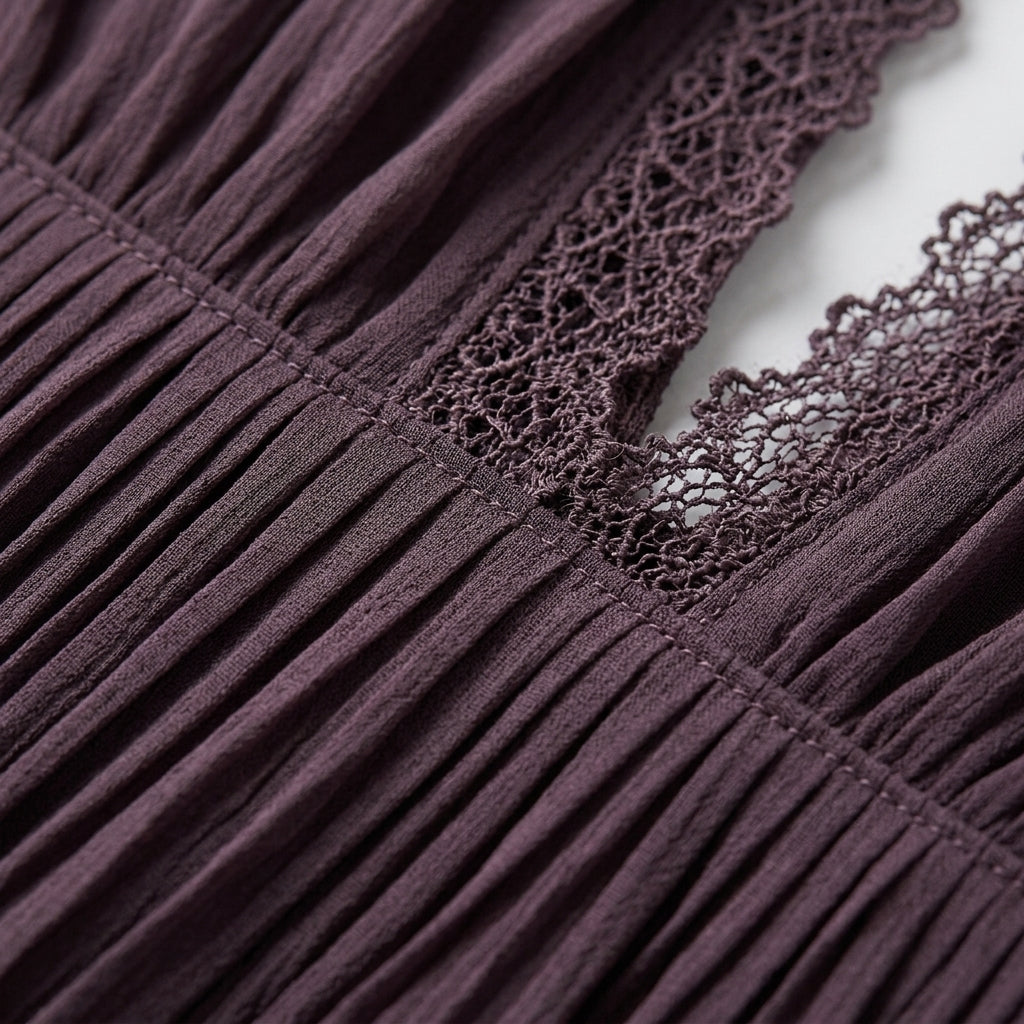 Vestido Lumière en viola, detalle de encaje en el escote y frunces en la cintura.