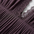 Vestido Lumière en viola, detalle de encaje en el escote y frunces en la cintura.
