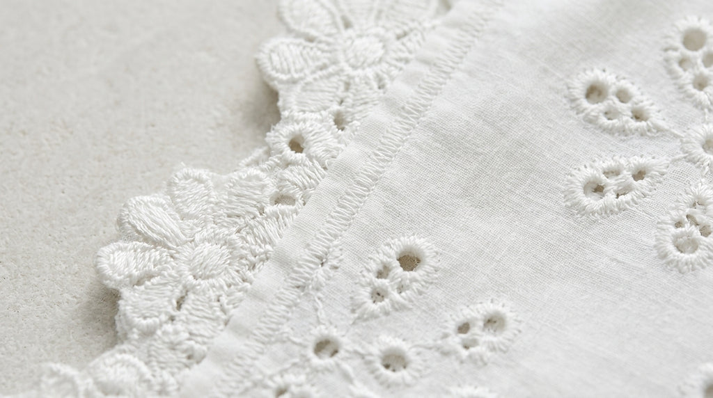 Vestido blanco: encaje con motivos florales y calados en la tela