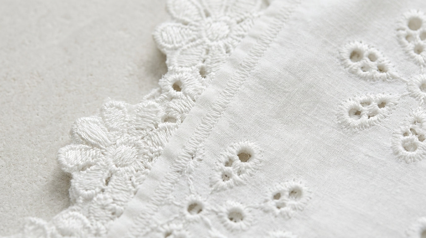 Vestido blanco: encaje con motivos florales y calados en la tela