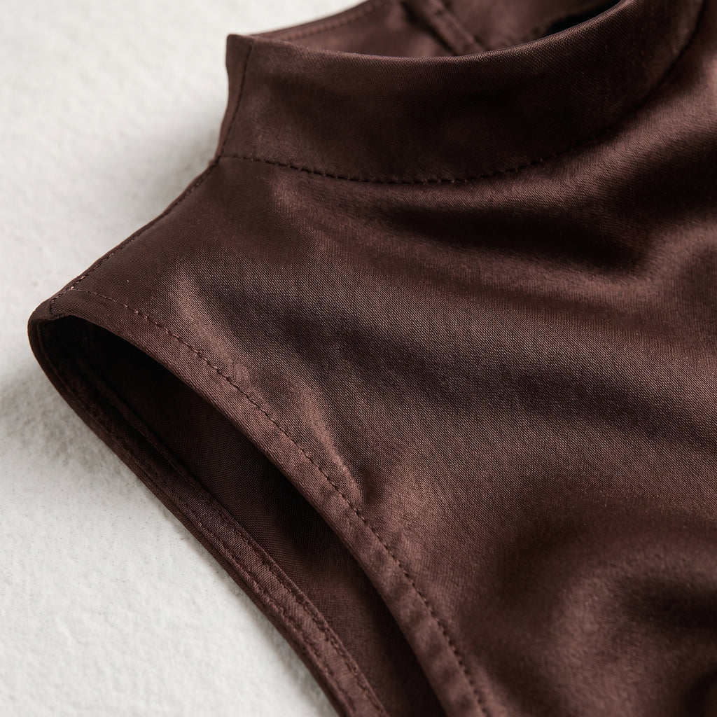 Top Carol Noir de marrón oscuro sin mangas, cuello alto y costuras visibles