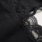 Top negro: encaje floral detallado sobre tul con textura en el tejido