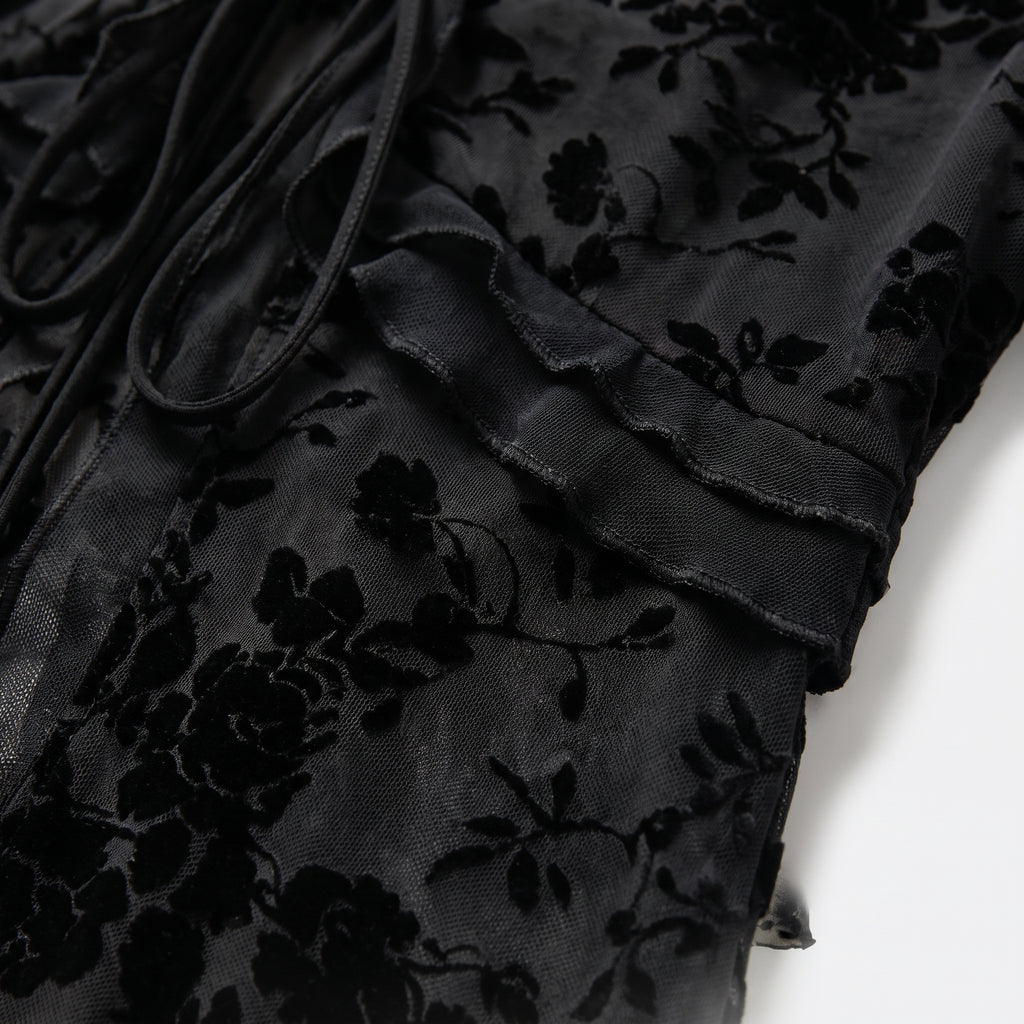 Blusa de tul negra con estampado floral oscuro y manga larga semitransparente