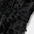 Blusa de tul negra con estampado floral oscuro y manga larga semitransparente