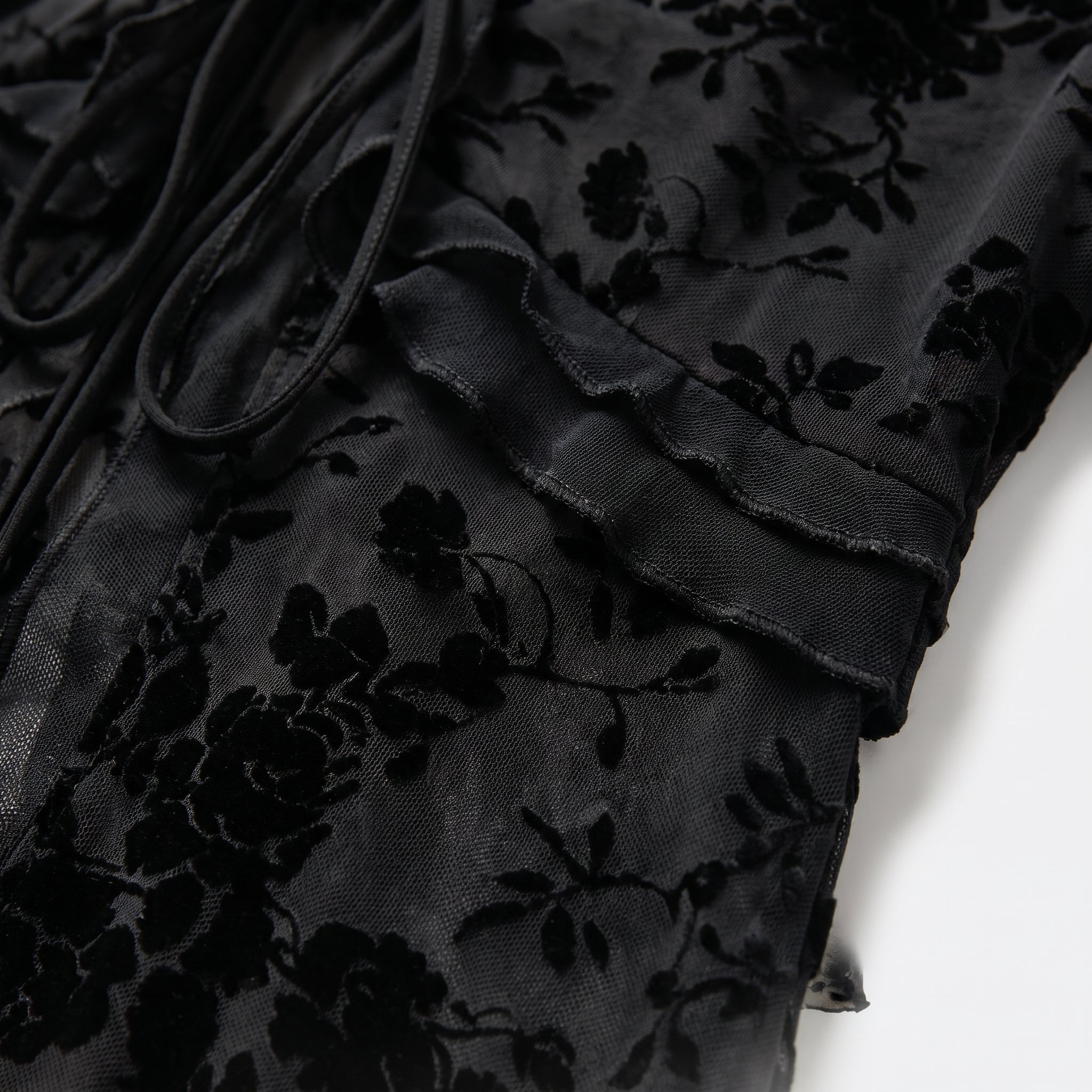 Blusa de tul negra con estampado floral oscuro y manga larga semitransparente