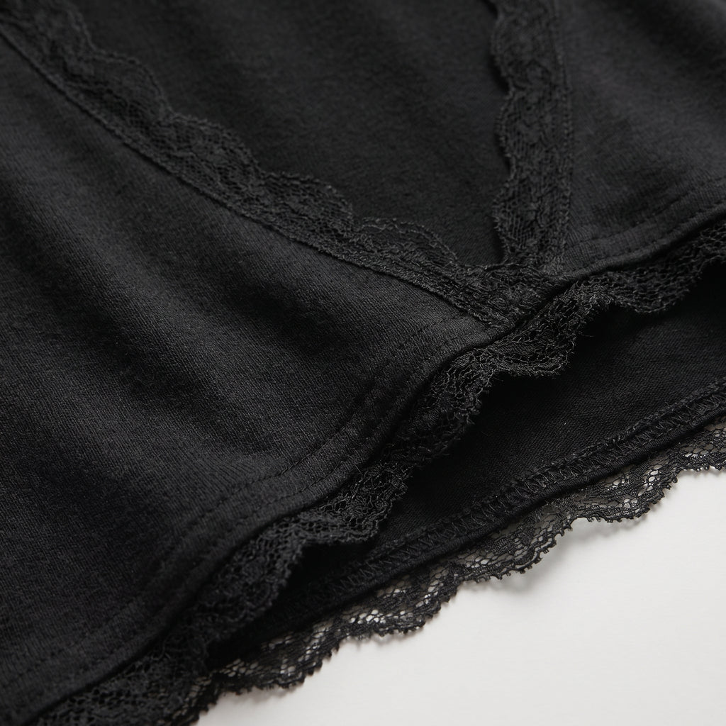 Detalle del top rosa: espalda con lazo en la cintura y puntilla decorativa