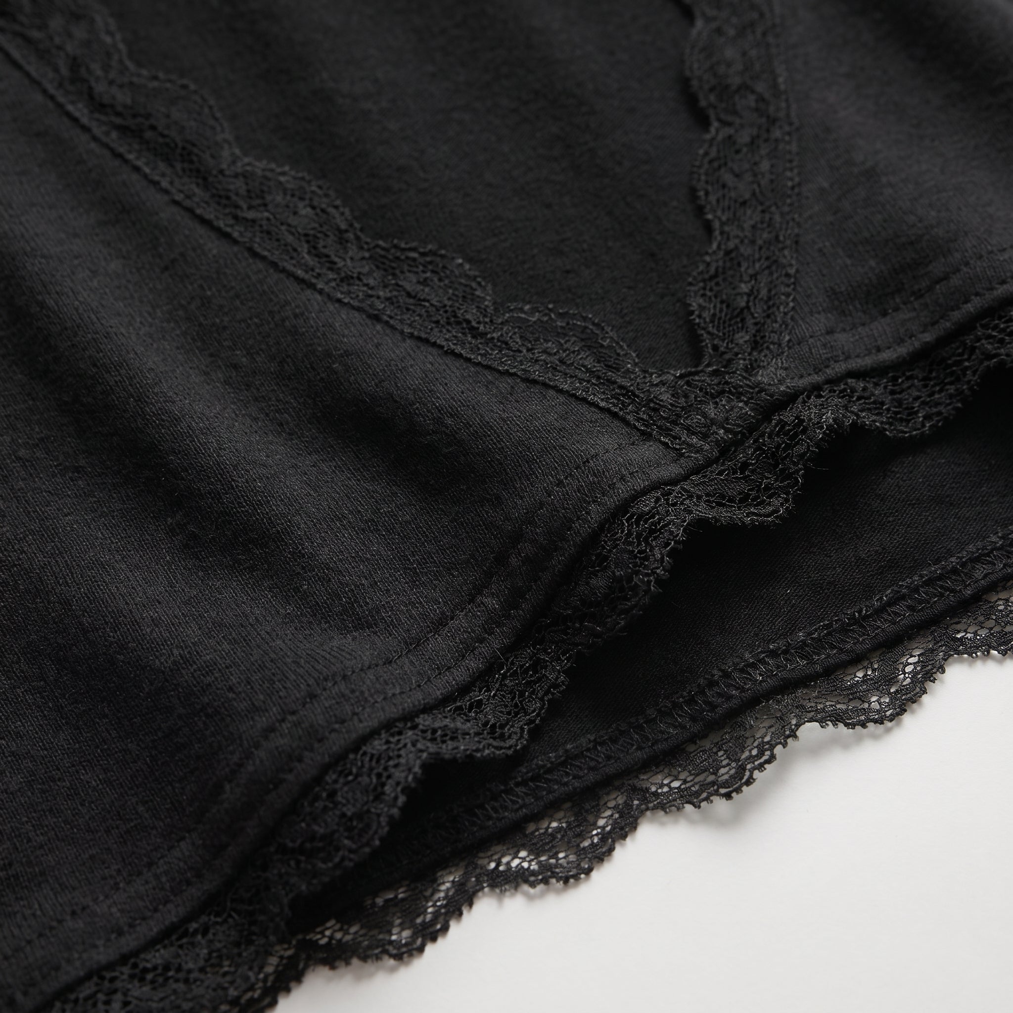 Detalle del top rosa: espalda con lazo en la cintura y puntilla decorativa