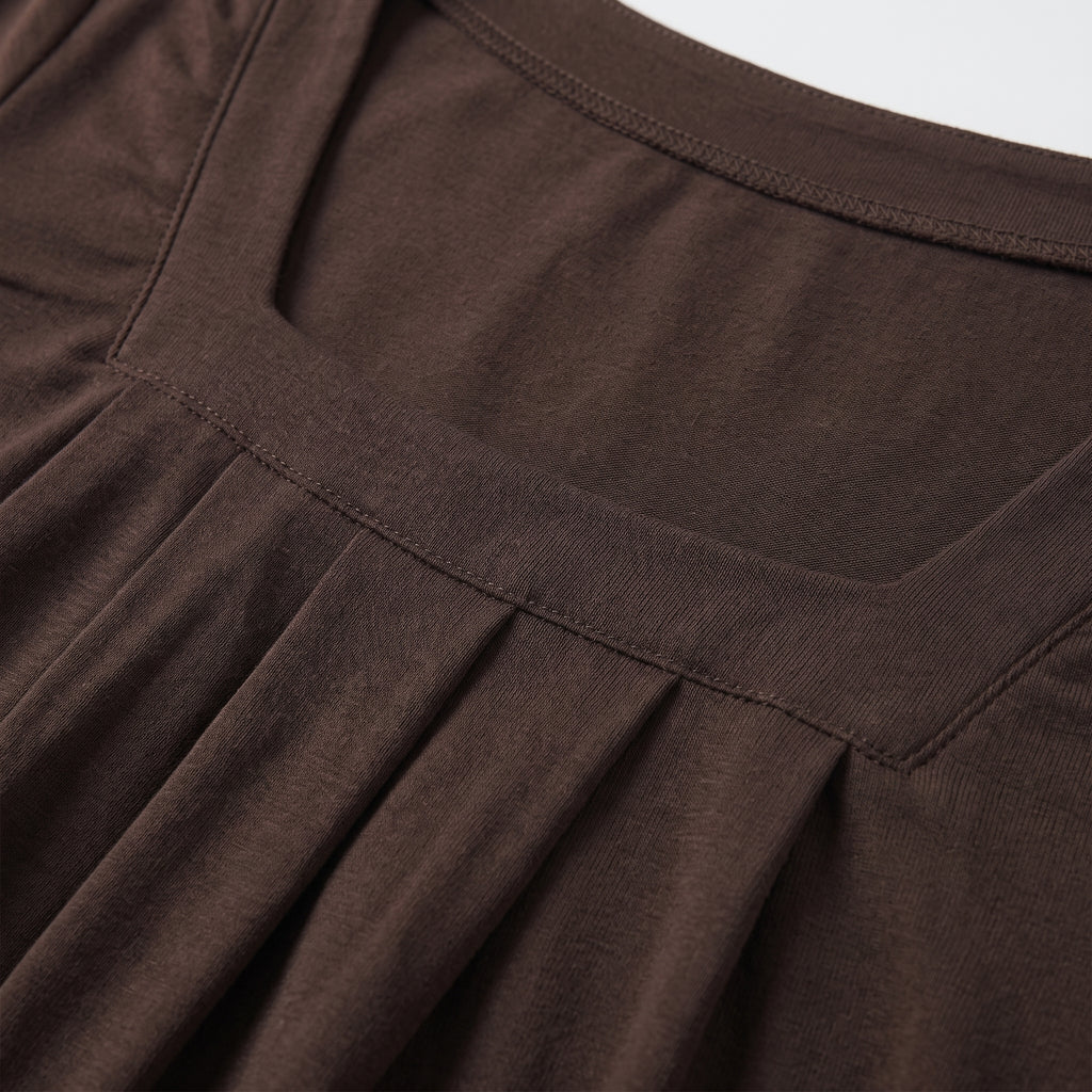 Blusa marrón con escote cuadrado y pliegues, tejido ligero con caída suave