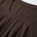 Blusa marrón con escote cuadrado y pliegues, tejido ligero con caída suave