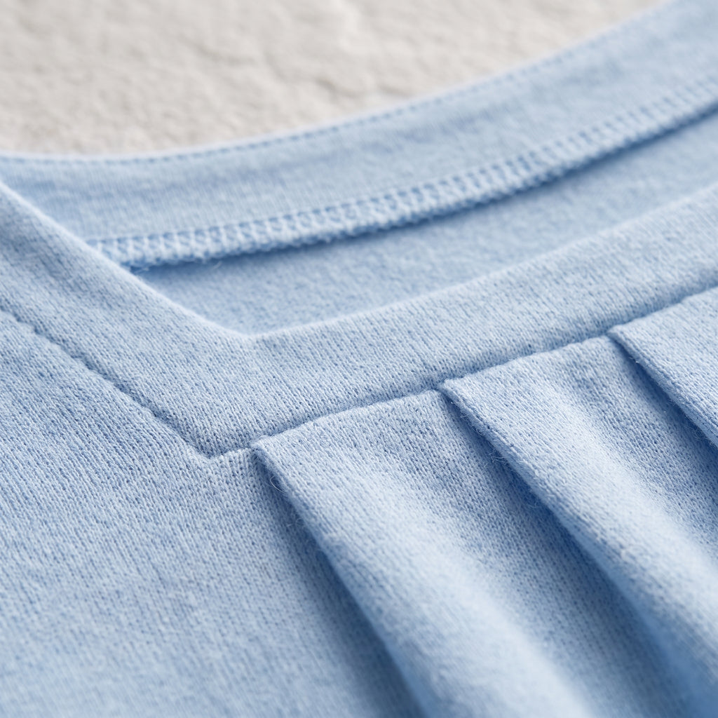 Blusa azul claro: detalle del escote cuadrado y frunce con pliegues frontales