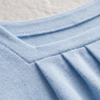 Blusa azul claro: detalle del escote cuadrado y frunce con pliegues frontales