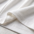 Detalle del top blanco: tela suave y costura elástica con frunce