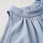 Cuello halter del top azul claro con fruncido y costura visible
