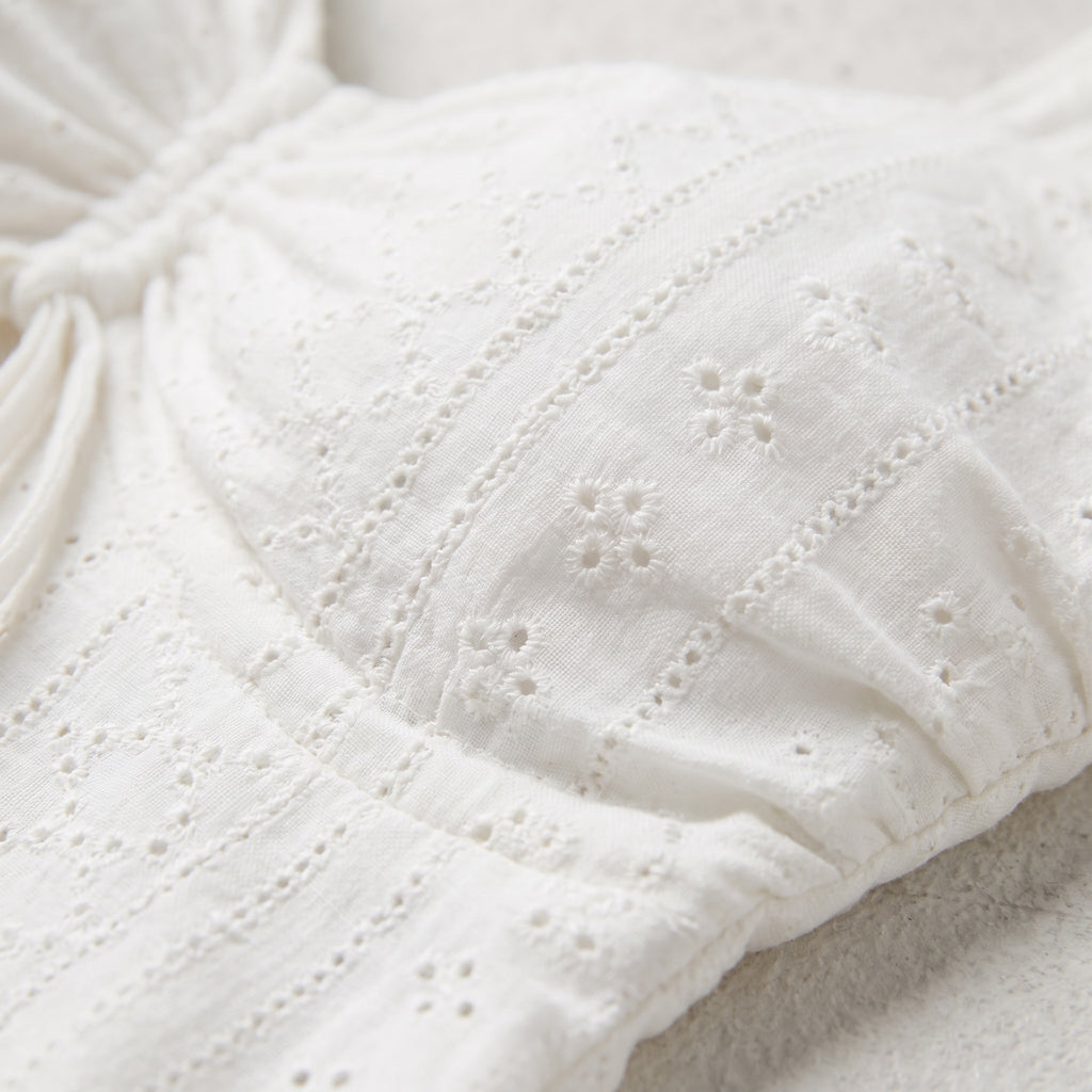 Top blanco con bordado calado y costuras con acabado fruncido en el pecho