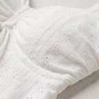 Top blanco con bordado calado y costuras con acabado fruncido en el pecho