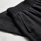 Pantalón de corte fluido negro: tela con frunces en la cintura