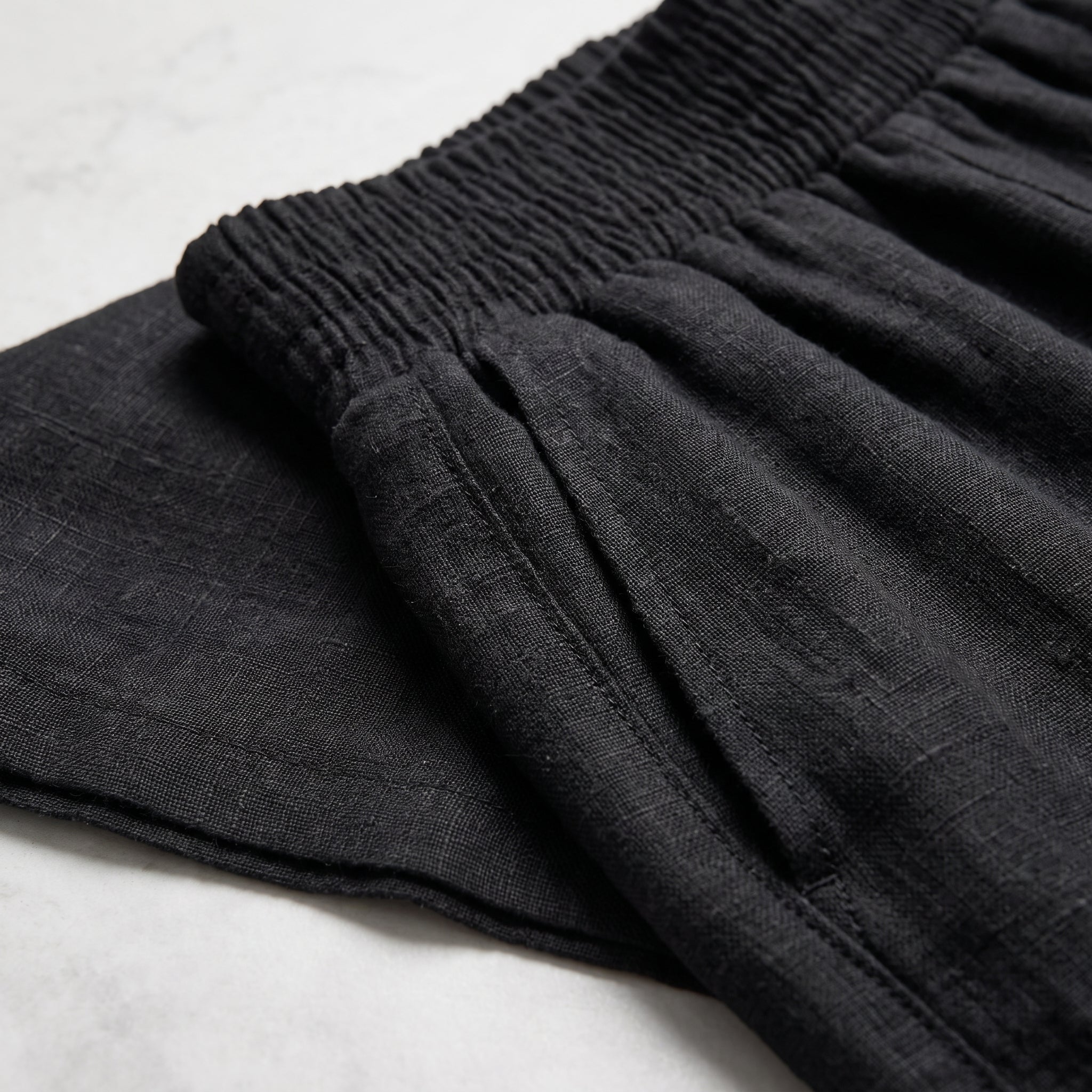 Pantalón de corte fluido negro: tela con frunces en la cintura