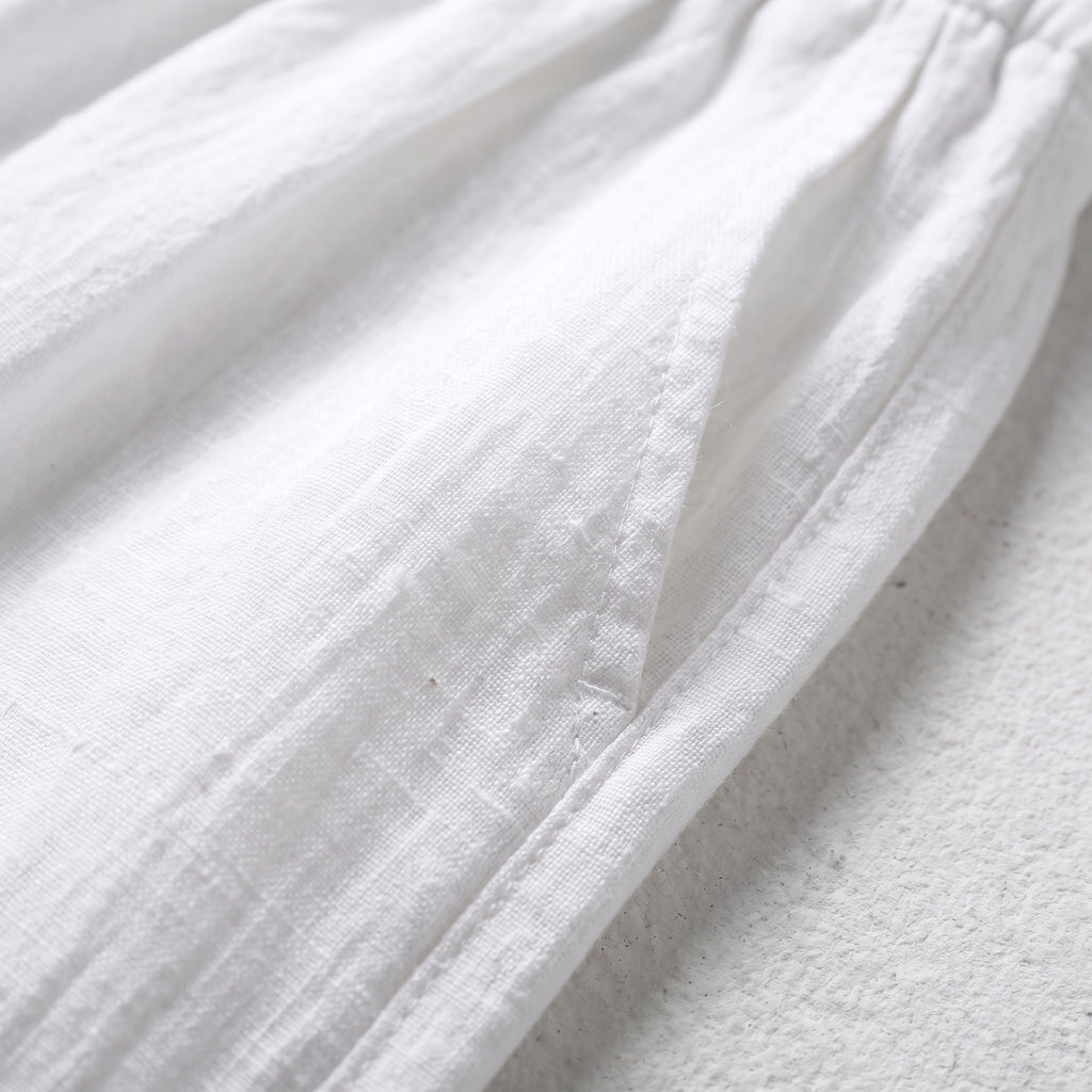 Tela de lino y algodón blanca con textura ligera y costuras visibles