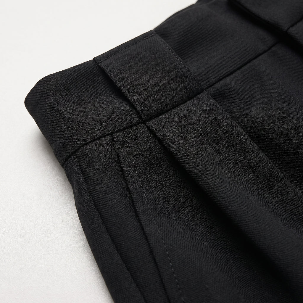 Shorts negros lisos con costuras y pinzas, vista de detalle de la tela