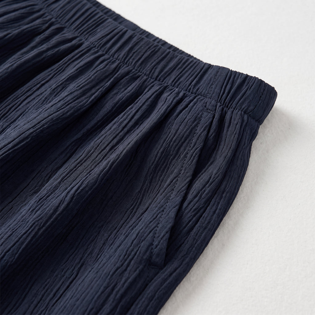 Shorts azul marino: detalle de pliegues y cintura elástica