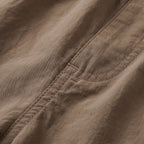 Tela del short cargo marrón con costuras y borde elástico en la cintura.