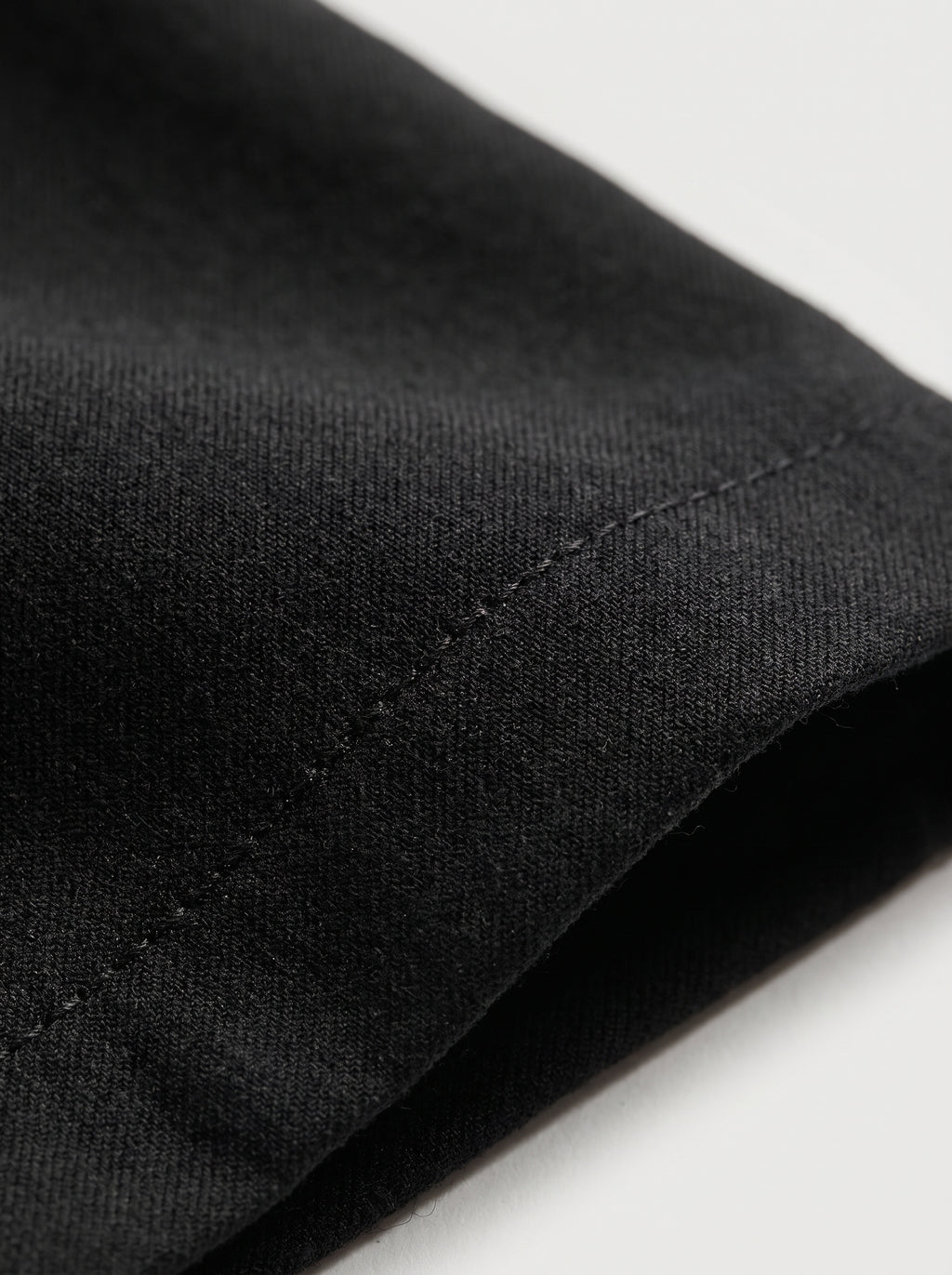 Pantalón sastre Siena negro: vista de tela lisa y costura interior del bajo