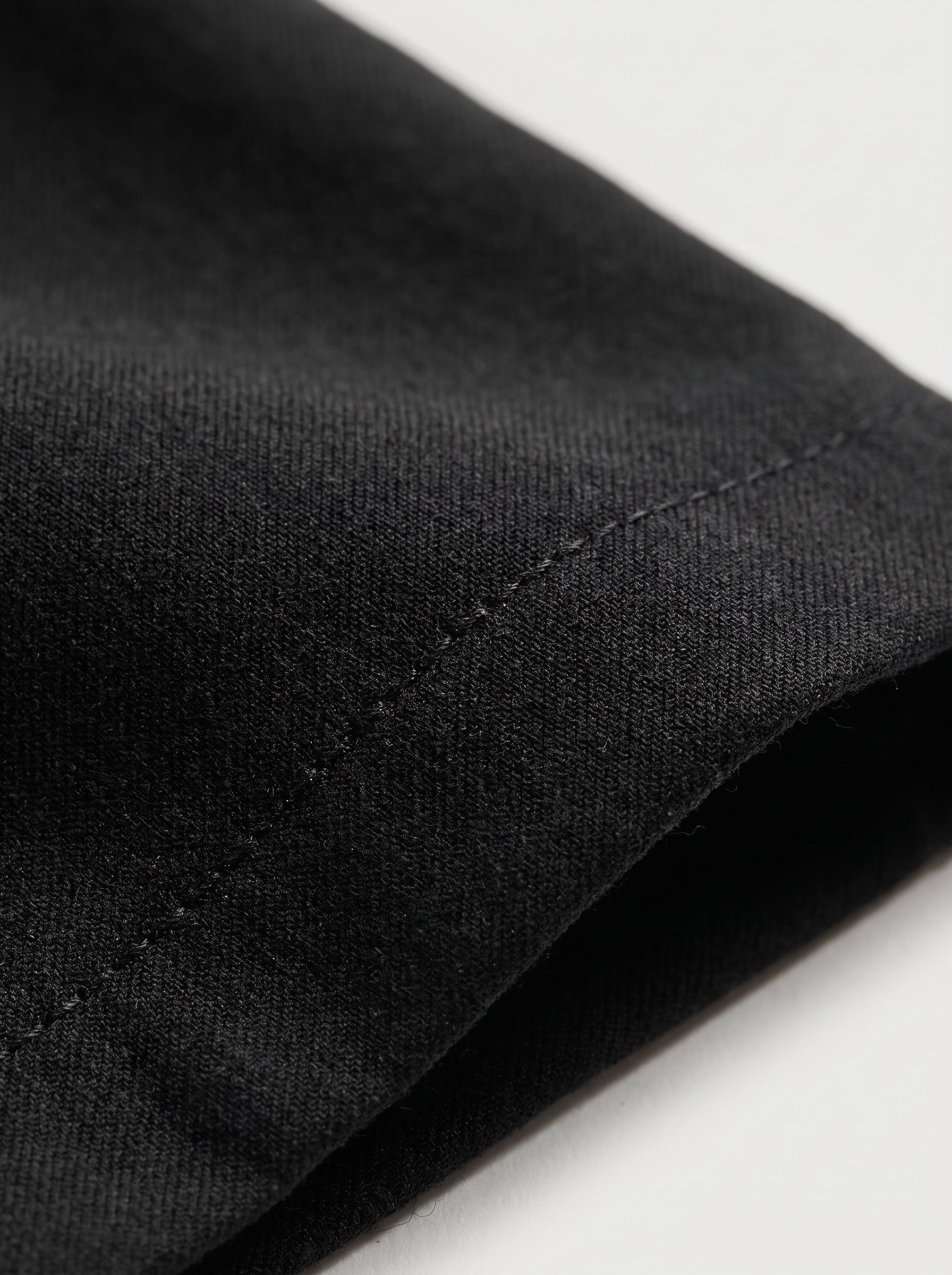 Pantalón sastre Siena negro: vista de tela lisa y costura interior del bajo