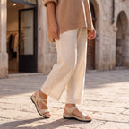 Sandalias casuales beige y marrón con tira cruzada, punta abierta y suela de goma.