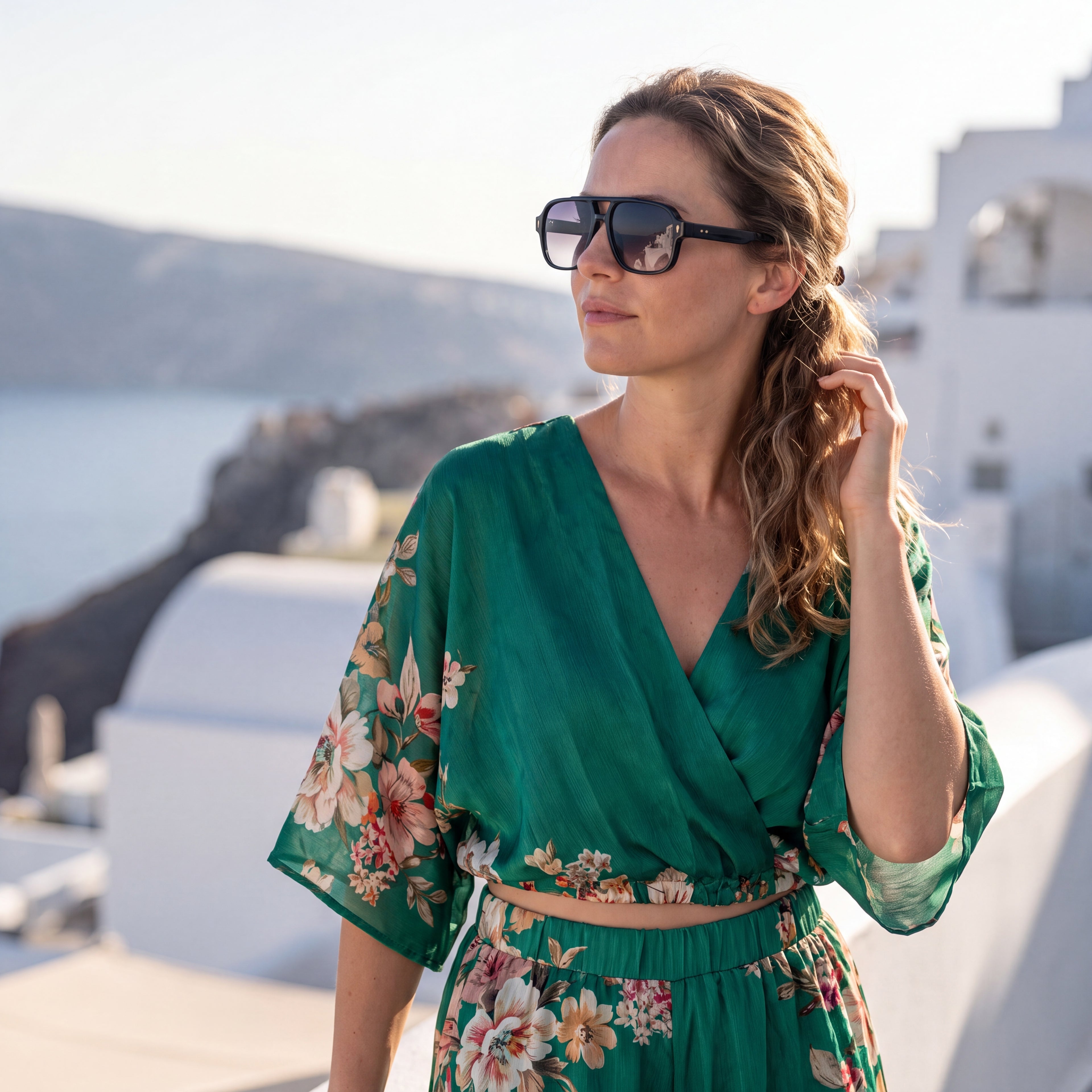 Mujer con gafas rectangulares de montura negra y lentes moradas