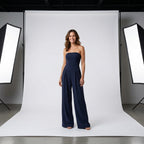 Mono azul marino strapless con falda amplia y pierna ancha