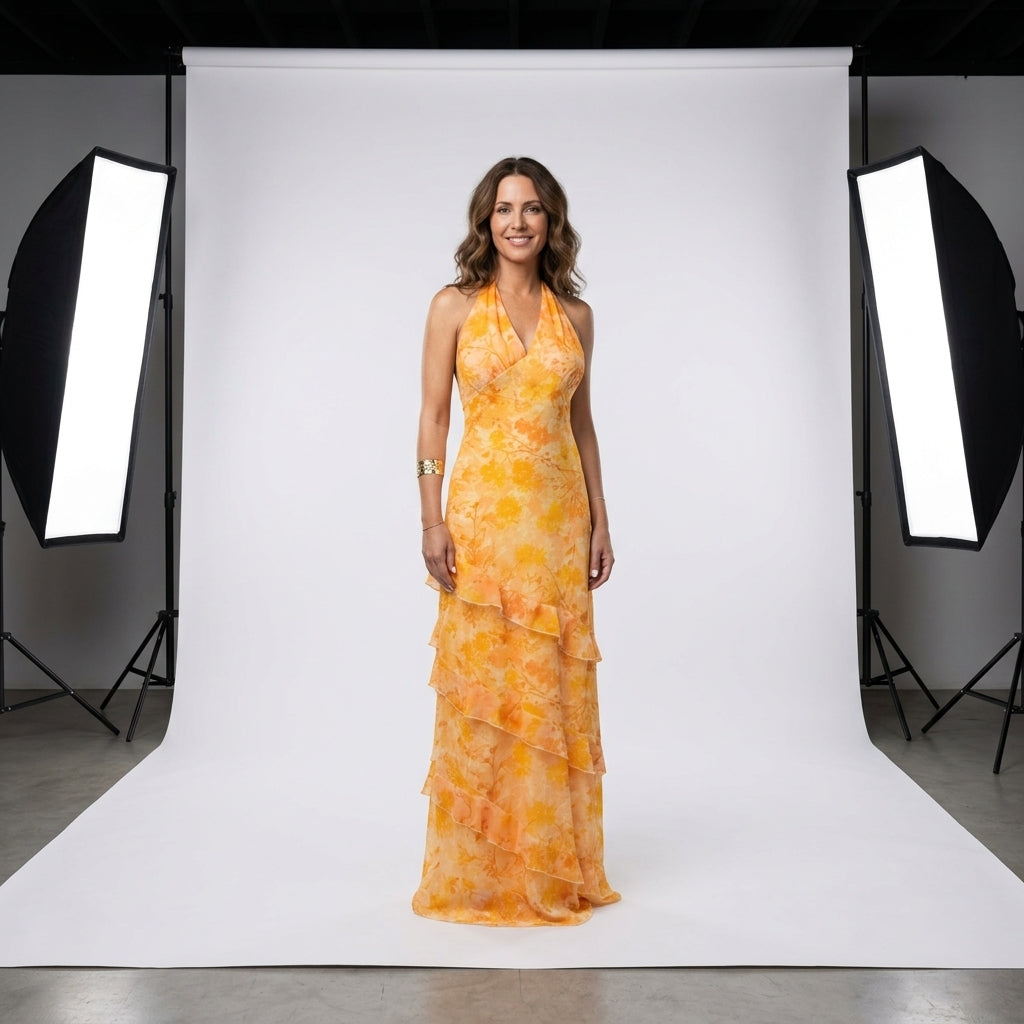 Vestido largo sin mangas dorado, falda con capas y estampado tipo acuarela