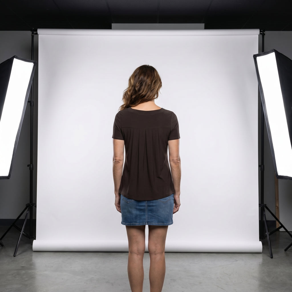 Blusa marrón con escote cuadrado y mangas cortas, vista trasera con tablas