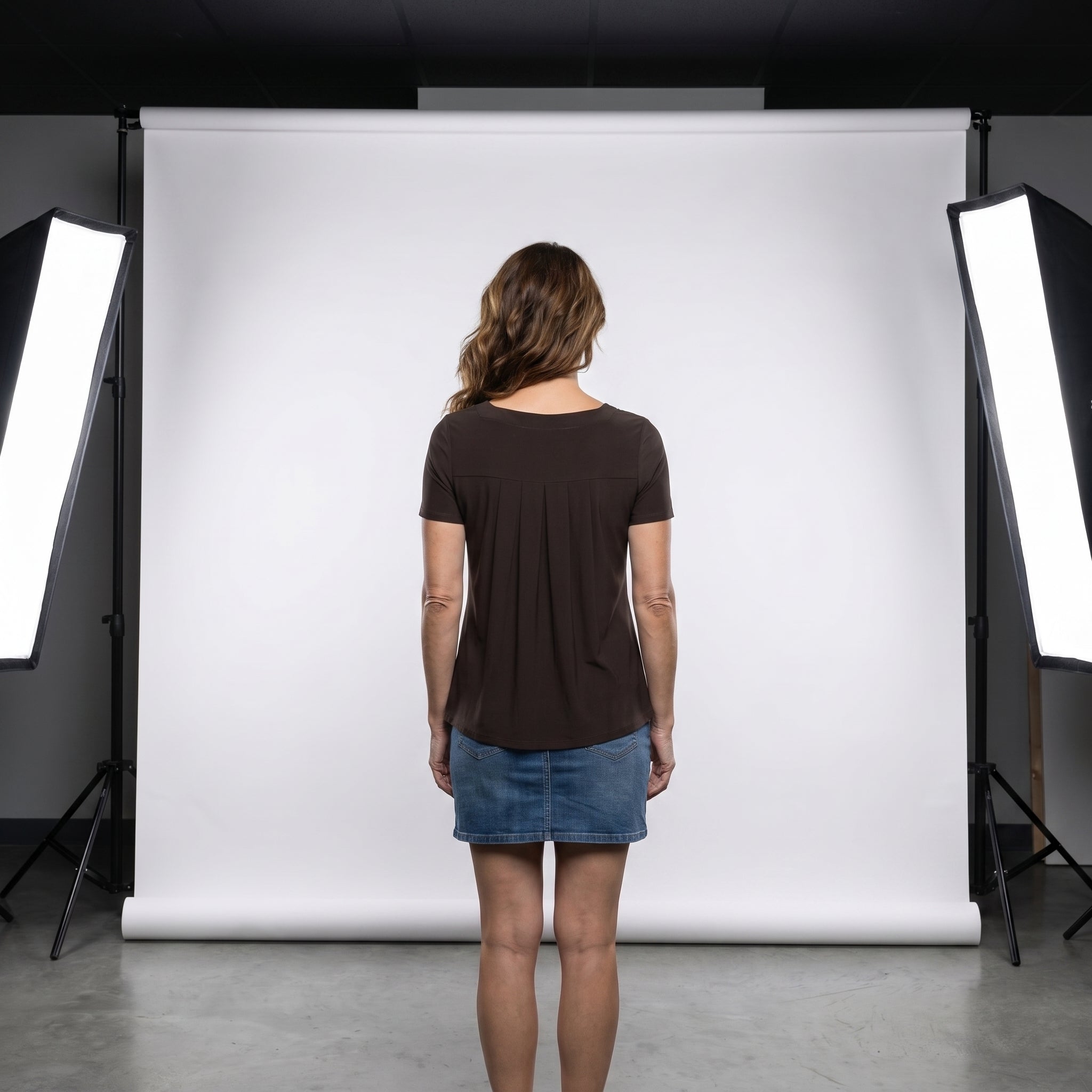 Blusa marrón con escote cuadrado y mangas cortas, vista trasera con tablas